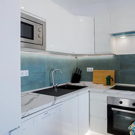 Newly Renovated Stunning Sea-Views Apartment