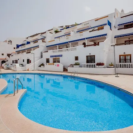 Newly Renovated Stunning Sea-Views Apartment *